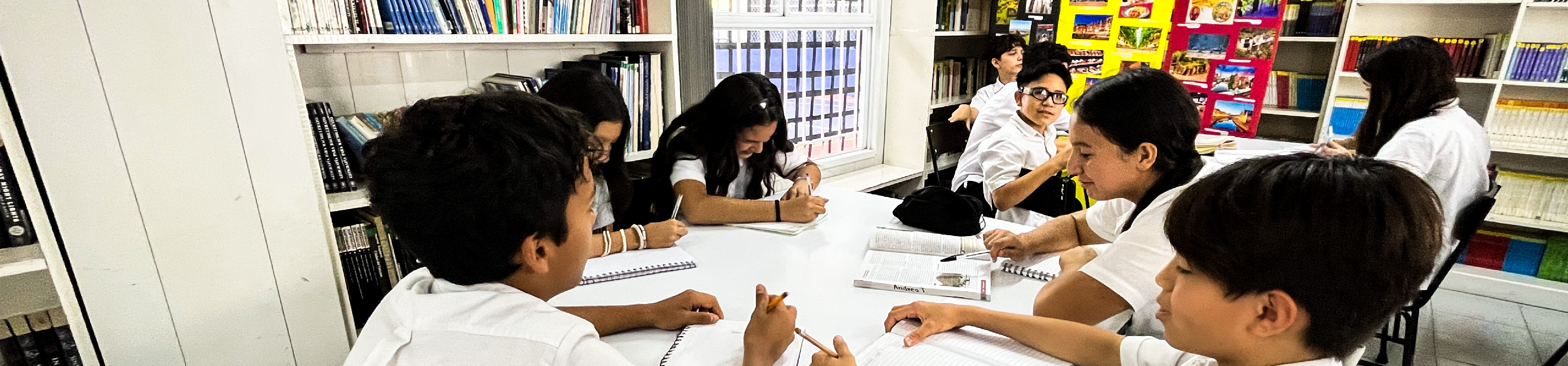 Estudiantes de secundaria trabajando en el aula