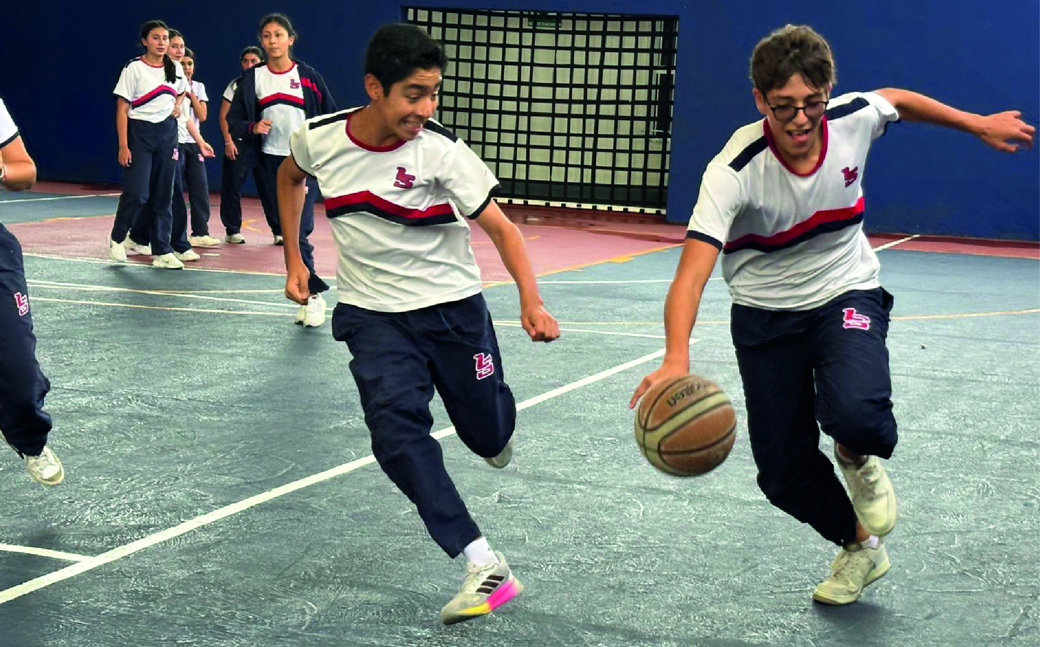 Estudiantes practicando deportes