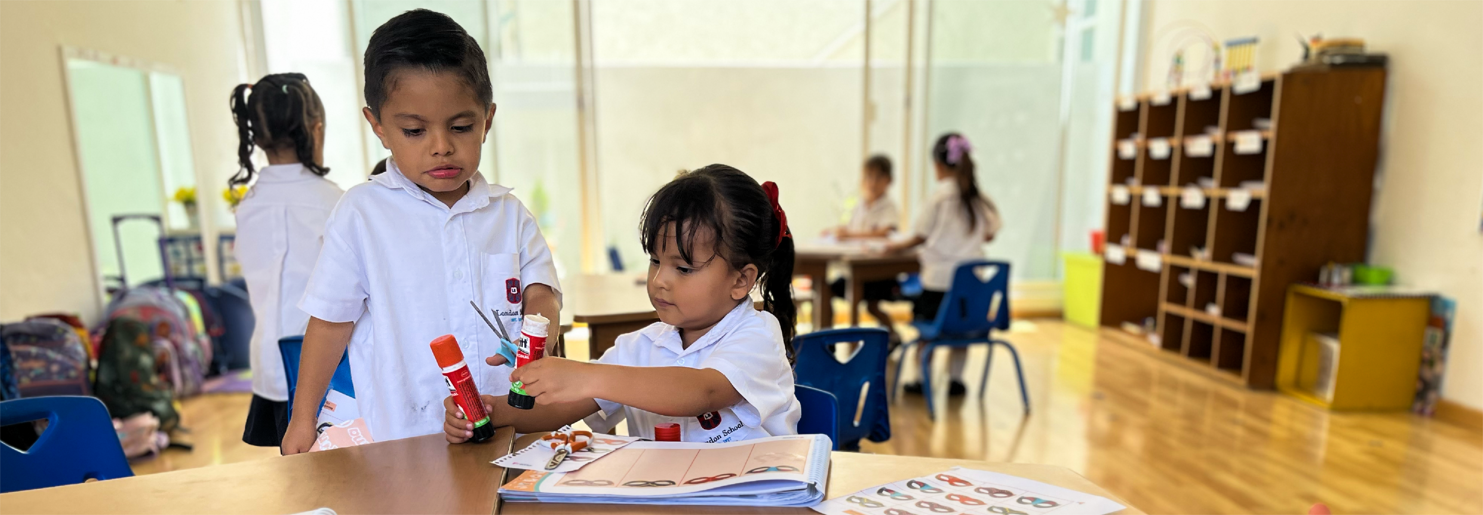 Estudiantes de preschool en el aula